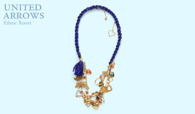 <strong>UNITED ARROWS｜ユナイテッドアローズ</strong>　パワフルなブルーのツイストロープにハートやトランプなどたくさんのラッキーチャームをつけて。ネックレス 3万1500円（アプサラス／ユナイテッドアローズ 原宿本店 ウィメンズ館）