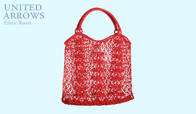 <strong>UNITED ARROWS｜ユナイテッドアローズ</strong>　赤のメッシュバッグで、見た目も軽やかに。メッシュバッグ[W38×H33×D11cm] 5万400円（アニヤ ハインドマーチ／ユナイテッドアローズ 原宿本店 ウィメンズ館）