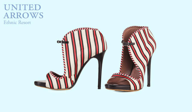 <strong>UNITED ARROWS｜ユナイテッドアローズ</strong>　足もともストライプできめて。ストライプブーティ [H11.5cm] 9万5500円（タビサ シモンズ／ユナイテッドアローズ 原宿本店 ウィメンズ館）