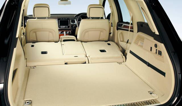 <strong>Volkswagen Touareg｜フォルクスワーゲン トゥアレグ</strong>　通常、580ℓ容量確保し、リアシートを折りたたむことで、最大1,642ℓまで拡大することができるラゲージスペース。