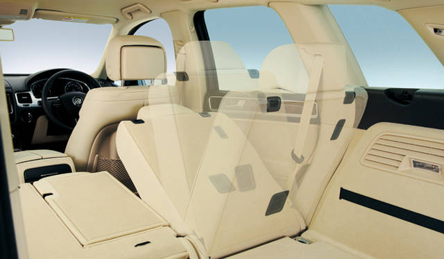 <strong>Volkswagen Touareg｜フォルクスワーゲン トゥアレグ</strong>　電動バックレストリリースはHybridに標準装備、V6にオプション装備となる。