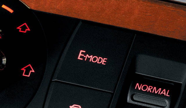 <strong>Volkswagen Touareg｜フォルクスワーゲン トゥアレグ</strong>　Hybrid｜ゼロエミッション走行に変換できる「E-MODE」ボタン。