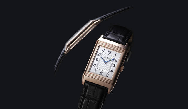 <strong>Jaeger-LeCoultre｜ジャガー・ルクルト</strong>　「美の方程式」黄金比に基づいてサイズを拡大した新型ケースに、薄型ムーブメントを搭載することで、レベルソ史上かつてない大きな存在感と優雅な着け心地を実現した、レベルソ初の超薄型モデル。「グランド・レベルソ・ウルトラスリム」155万4000円（予価）（4月発売予定）