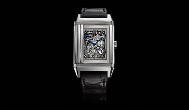 <strong>Jaeger-LeCoultre｜ジャガー・ルクルト</strong>　レベルソ誕生から80周年を記念してつくられた複雑時計。美しい音を実現するルクルト特許の特殊合金製ゴングやサイレントレギュレターなどの最先端メカニズム、さらにスライド式の金属製のカーテンを搭載した画期的なタイムピースである。「レベルソ・ミニッツリピーター・リド」23万ユーロ（予価）（11月発売予定）