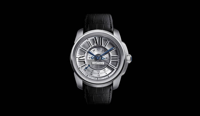 <strong>Cartier｜カルティエ</strong>　ホームタイム（母国時間）、トラベルタイム（ローカルタイム＝現地時間）、そしてさらに2つの時間の時差表示を実現し、サマータイムにも対応した画期的なGMTモデル。「カリブル ドゥ カルティエ マルチタイムゾーン」 390万6000円（2011年秋頃発売）