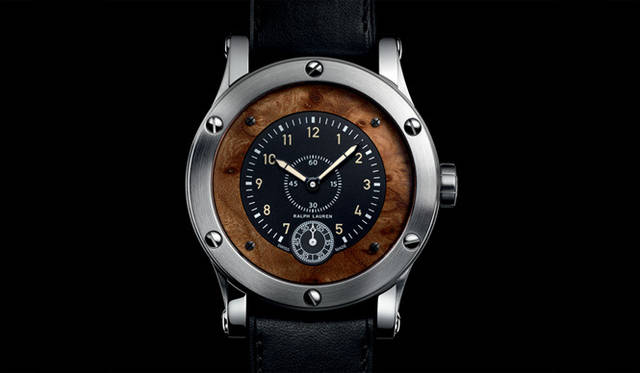 <strong>RALPH LAURENT｜ラルフ ローレン</strong>　文字盤の中央はこの名車のブラックシートを彷彿させるマット仕上げで、昔の自動車のメーターふうの分目盛りが、さらにその外周部にはクラシックカーの木製計器板のように、美しい木目をもつエルム（楡）の木がセットされている。「スポーティング ウッドダイヤル ウォッチ」114万5550円（6月発売予定）