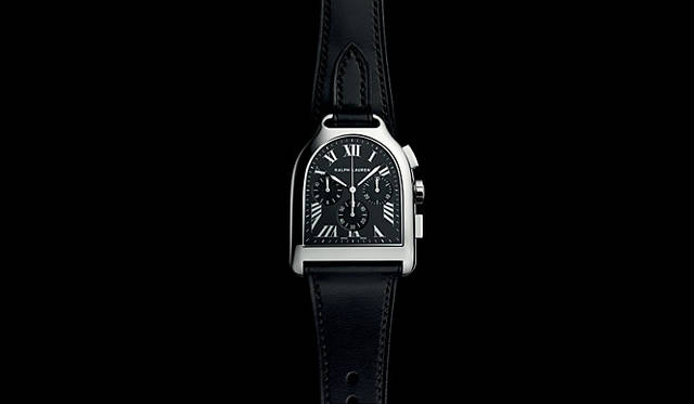 <strong>RALPH LAURENT｜ラルフ ローレン</strong> ブランドを象徴するモチーフである、「鐙（あぶみ）」をデザインに取り入れたユニークな形状のケース。今までゴールド素材しかなかったコレクションに、今年はじめてステンレススティールのモデルが登場した。「スティラップ クロノグラフ ラージモデル SSケース ウォッチ」54万9150円（3月発売予定）