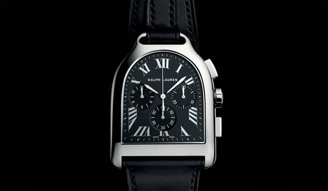 <strong>RALPH LAURENT｜ラルフ ローレン</strong> ステンレススティール素材を採用したのは3モデル。写真のラージサイズ、ブラックダイヤルのクロノグラフや、ミディアムサイズの中3針自動巻き、スモールサイズのクォーツモデルだ。「スティラップ クロノグラフ ラージモデル SSケース ウォッチ」54万9150円（3月発売予定）