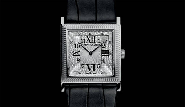 <strong>RALPH LAURENT｜ラルフ ローレン</strong>　1920年代当時にもなかった書体を用いた独創的な文字盤デザイン、ピアジェ社の高い技術と伝統から生まれた超薄型・手巻き機械式ムーブメントも大きな特徴。「スリムクラシック ギョーシェ ウォッチ」147万3150円（7月発売予定）