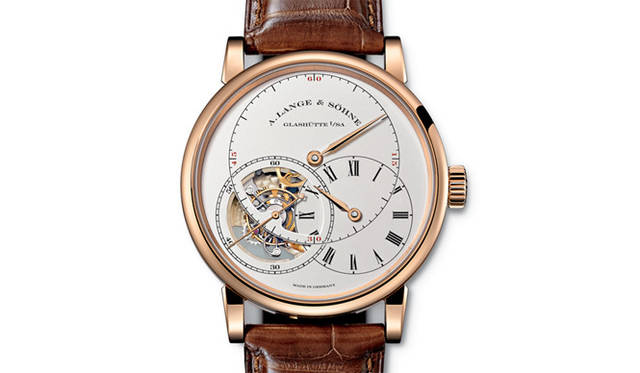 <strong>A. Lange ＆ Sohne｜A.ランゲ＆ゾーネ</strong> 時を表示する右下のインダイヤルの一部が6時間毎に切り替わるという、回転ディスク機構を使った凝った仕掛けを備えている。「リヒャルト・ランゲ・トゥールビヨン“プール・ル・メリット”」1647万4500円（8月発売予定）