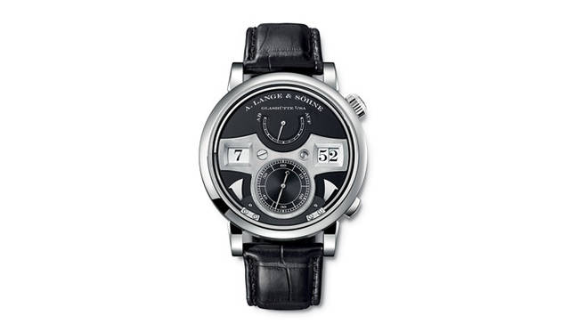<strong>A. Lange ＆ Sohne｜A.ランゲ＆ゾーネ</strong> 毎正時と15分を、金属製のハンマーがチャイムを叩く美しい音で知らせてくれる「クォーターストライク機構」を搭載した、新生A.ランゲ＆ゾーネ初のミュージカル（時を音で知らせる）ウォッチ。「ランゲ・ツァイトヴェルク・ストライキングタイム」852万6000円（9月発売予定）