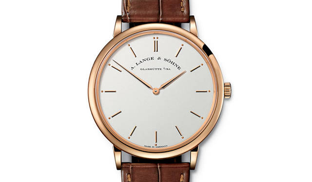 <strong>A. Lange ＆ Sohne｜A.ランゲ＆ゾーネ</strong> 今までマイクロロータ−だった巻き上げ機構がセンターローター式となって巻き上げ効率が向上、パワーリザーブが従来より長くなるなど、ムーブメントのレベルから新世代に生まれ変わった。「サクソニア・フラッハ」184万8000円（2012年1月発売予定）
