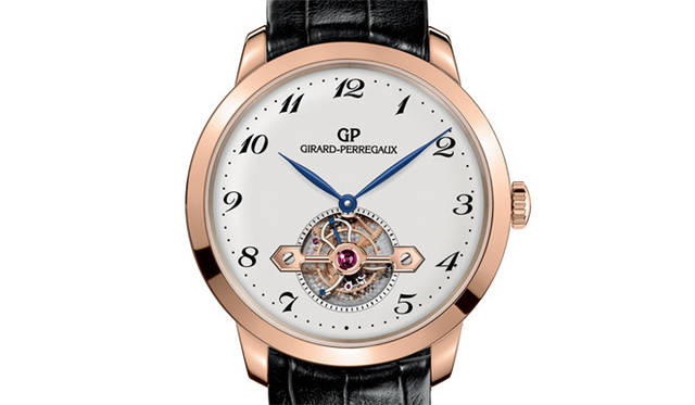 <strong>Girard-Perregaux｜ジラール・ペルゴ</strong> シルバー製の文字盤に記されたブレゲ数字や、手作業でスチール製のパーツを焼いて作られるブルースチール製のリーフ針も、同時代の懐中時計の代表的なスタイルを再現したもの。ケース裏にも傑作懐中時計同様の手彫りの刻印がほどこされる。「ジラール・ペルゴ 1966 ゴールド・ブリッジ付きトゥールビヨン」1530万円（入荷時期未定）