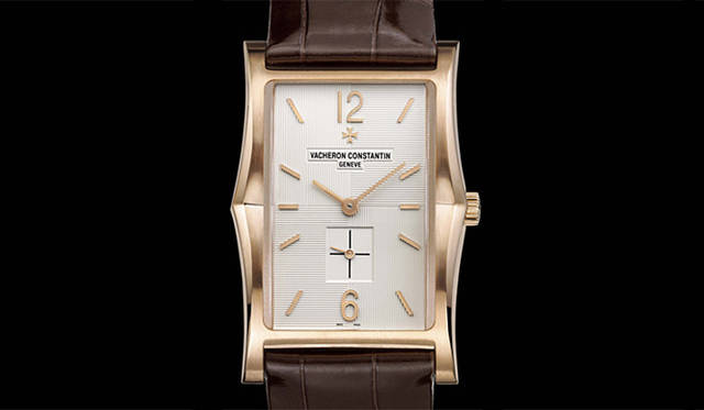 <strong>Vacheron Constantin｜ヴァシュロン・コンスタンタン</strong>　モデル名のなかの「アロンデ」とは、「カモメの翼」を意味する古いフランス語。ケースサイドのデザインが、まるで鳥の翼のように見える、2つの丸い山で構成されていることから。「ヒストリーク・アロンデ 1954」226万8000円。4月発売予定。