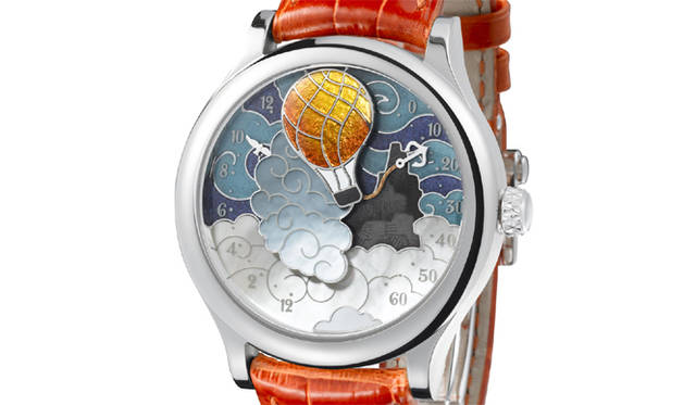 <strong>Van Cleef & Arpels｜ヴァン クリーフ＆アーペル</strong> 機械式ムーブメントはジャガー・ルクルトがこのモデルのために開発したもの。「ポエティック コンプリケーション『気球に乗って5週間』」1200万円。入荷時期未定。