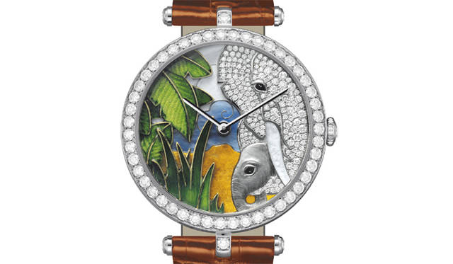<strong>Van Cleef & Arpels｜ヴァン クリーフ＆アーペル</strong> 4種あり、ほかの3モデルはそれぞれ、親子のキリン、親子のアンテロープ、親子のカバを描いたもの。「レディ アーペル アフリカン ランドスケープ エレファント デコール」1040万円。入荷時期未定。