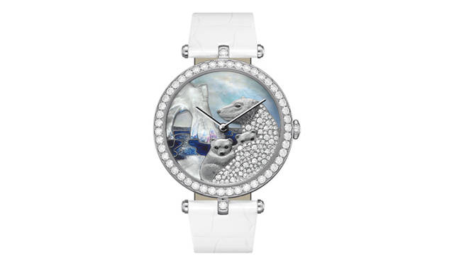 <strong>Van Cleef & Arpels｜ヴァン クリーフ＆アーペル</strong> 氷原の上に寝そべるシロクマの母と2頭の小グマの愛らしい姿を描いたもの。「レディ アーペル ポーラー ランドスケープ ホワイトベアー デコール」1040万円。入荷時期未定。