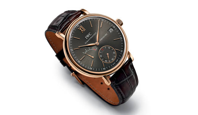 <strong>IWC｜アイダブリューシー</strong> 月曜日の朝にフル巻き上げ状態にしておけば、たとえ1週間着けなくても、翌週の月曜日に仕事に行く際もきちんと正確な時間を教えてくれる。「ポートフィノ・ハンドワインド・エイトデイズ」170万6250円（予価）。発売時期未定。