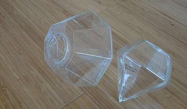 <strong>マシュー・ワォルドマン｜My Favorite Things in 2010</strong>　Objects<br />この宝石型のグラスは、あまりにステキすぎて買わずにはいられなかった。だからそれぞれのサイズで4つずつ購入。いま、このなかにエアプランツを入れて飾ろうかと検討中。ただ、いまは僕のリビングルームの家具の上で飾られている。だけど、それでも充分ステキだ。