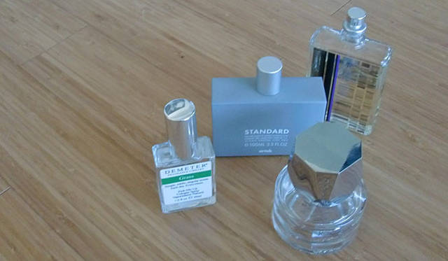 <strong>マシュー・ワォルドマン｜My Favorite Things in 2010</strong>　Smell Me！ <br />良いデザイナーはすべての感覚を働かせていないとダメだと思う。嗅覚も重要なので、香水もたくさん買う。2010年のベストは「Artek」と「Comme des Garçons」の「STANDARD」、「Nooka」の「Nooka」、「escentric molecules」の「escentric 01」、そして「DEMETER」の「Grass」。