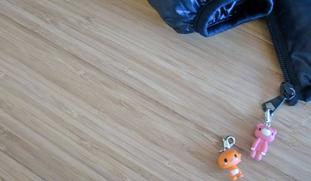 <strong>マシュー・ワォルドマン｜My Favorite Things in 2010</strong>　Zipper Pulls<br />「DEVILROBOTS」の「Brief」と「GLOOMY BEAR」は、僕の定番をかわいくドレスアップしてくれる。