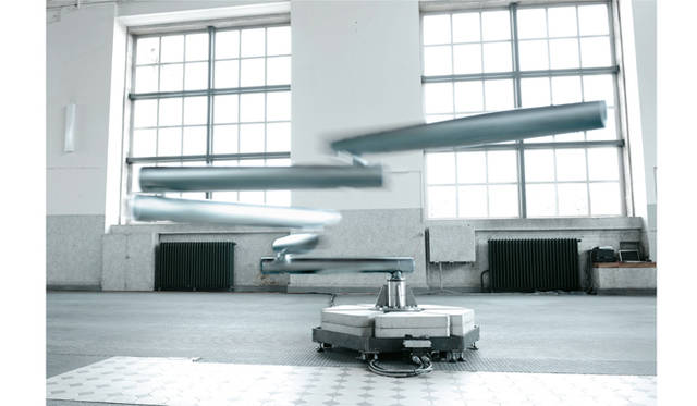 アート部門　大賞｜「Cycloid-E」（インスタレーション） Michel DÉCOSTERD・André DÉCOSTERD (Cod.Act)<br />水平方向に連結した5本の筒を回転させながら、先端のスピーカーから音を発するサウンドスカルプチャー。モーターによって振り子のように動いている筒は、音源と計測器を備えた金属管。その回転運動に応じて音が反響するという仕組みだ。それぞれの振り子が描く軌跡は正確だが、全体はまるで催眠術のような予期せぬ動きをし、複合的な音を奏でている。　©Cod.Act