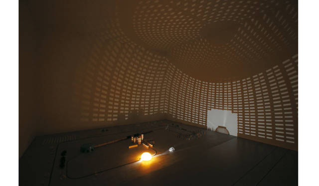 アート部門　優秀賞｜「10番目の感傷（点・線・面）」（インタラクティブ） クワクボ リョウタ<br />光源が備えられた鉄道模型が、床に並べられた日用品のあいだをゆっくりと移動しながらその影を映しだす。部屋の壁や床、天井に映し出されたモノの影は、電車から見ている風景のように移り変わりながら観者を包み込む。没入・鳥瞰、既視感・未視感といった、相反する体験を交互に繰り返す映像。見るひとは知覚を研ぎ澄まし、その体験を語り合うだろう。　©クワクボリョウタ