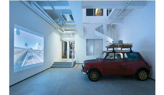 アート部門　優秀賞｜「NIGHT LESS」（映像） 田村 友一郎<br />全編がGoogleストリートビューのイメージだけで構成されたロードムービー。ネブラスカ、千葉、アラスカ、ポルトガル、マルセイユを舞台に国を越えて物語は繰り広げられていく。そこには決して夜は訪れない。前半は作家本人のアフレコ、後半はYouTubeの音声などを使用して構成。撮影せずにつくられた映画は、果たして「映画」といえるのだろうか（11分36秒）。　©田村友一郎