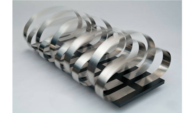 アート部門　奨励賞｜「Succubus」（その他） Peter TILG<br />帯状に加工されたスチール板が、まるで生き物のように揺れ、震え、音を立てる。一つひとつの輪は規則に基づいた動きに見えるが、それが集合体となったとき、予測のつかない有機的な存在となる。コンピューターのコードや電磁気力をつうじてのみ、外部からの刺激が各構成要素に送られ、それによって構造体に息吹が吹き込まれる仕組み。長さは約1.7ｍである。　©Peter Tilg