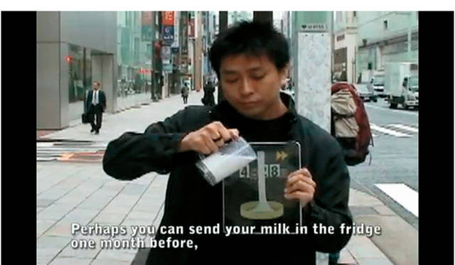 エンターティメント部門　奨励賞｜「iPad magic」（その他） 内田 伸哉<br />2010年5月28日。マルチタッチデバイス、iPadが国内で発売されたその日に、Webに発表されたパフォーマンス映像。銀座のアップルストアを背景に、男性が「コミュニケーションの過去と未来」を語りながら、iPadを使った手品を繰り広げる。メディアの歴史が変わろうとする節目に、タイミングや場所といった条件も活かしたプレゼンテーションがおこなわれた。　©内田 伸哉