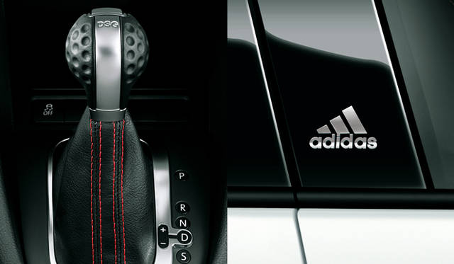<strong>Volkswagen Golf GTI adidas｜フォルクスワーゲン ゴルフ GTI アディダス</strong>　写真左｜ゴルフボール型の専用シフトノブ<br>写真右｜Bピラーに配された「adidas」エンブレム
