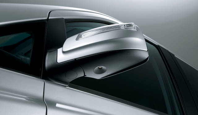 <strong>Mercedes-Benz V-Class｜メルセデス・ベンツ Vクラス</strong>　路地などでの安全確認をサポートするサイドビューカメラをドアミラー下部に装備。