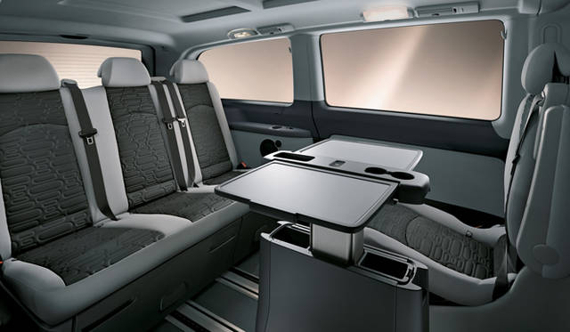 <strong>Mercedes-Benz V-Class｜メルセデス・ベンツ Vクラス</strong>　オプションとして取り外し可能なセンターテーブルを設定可能。