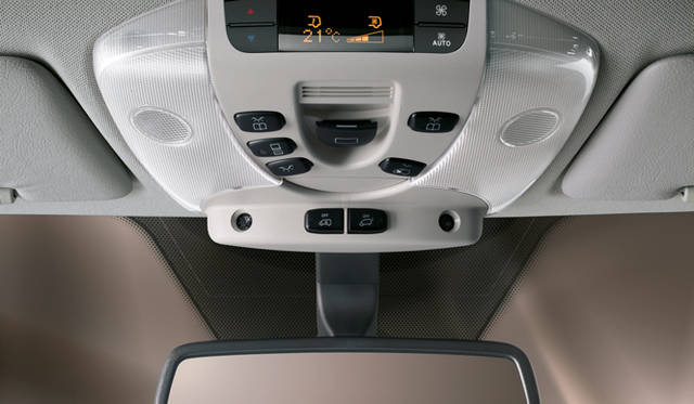 <strong>Mercedes-Benz V-Class｜メルセデス・ベンツ Vクラス</strong>　前後席を別々に温度を確認、調整できるクライメートコントロール