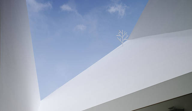 <strong>特集｜OPENERS的ニッポンの女性建築家　永山祐子</strong>　丘のある家（2006年）