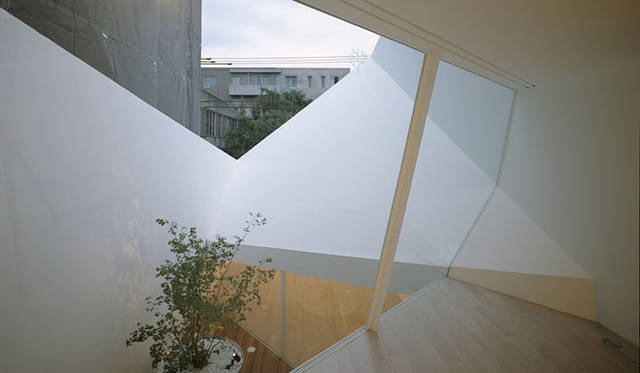 <strong>特集｜OPENERS的ニッポンの女性建築家　永山祐子</strong>　丘のある家（2006年）