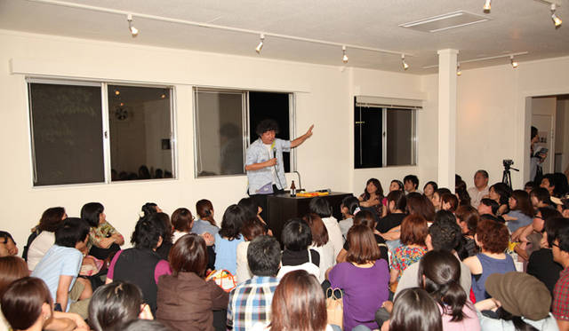 <strong>ディクショナリー倶楽部 ART SCHOOL</strong>｜茂木健一郎 VS 堀江貴文、阿部海太郎「暗闇快怪屋敷」開催<br />校長である脳科学者の茂木健一郎氏による講義。　写真：クラブキングART SCHOOL ©フジイサワコ