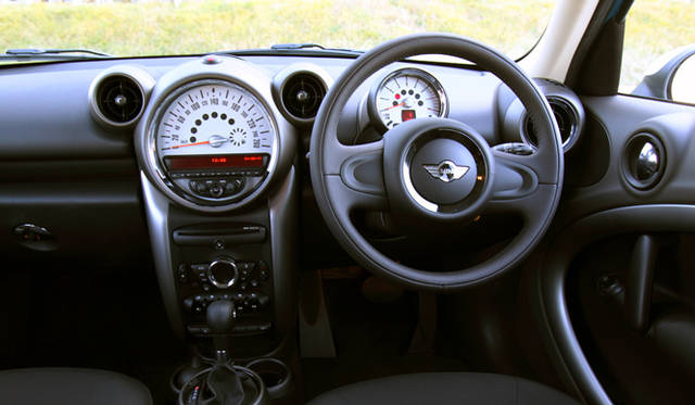 <strong>MINI COOPER CROSSOVER｜ミニ クーパー クロスオーバー</strong>