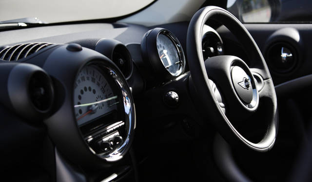 <strong>MINI COOPER CROSSOVER｜ミニ クーパー クロスオーバー</strong>