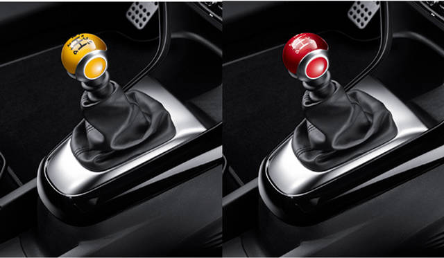 <strong>CITROEN DS3｜シトロエン DS3</strong>　スポーツ シック エディション｜向かって左から、Edition Bleu、Edition Rouge