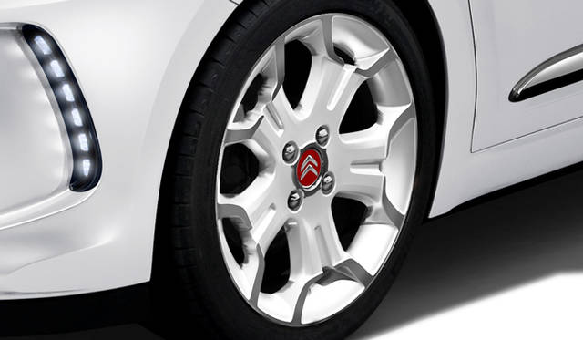 <strong>CITROEN DS3｜シトロエン DS3</strong>　シック エディション ブラン｜17インチツートーンブランアロイホイール