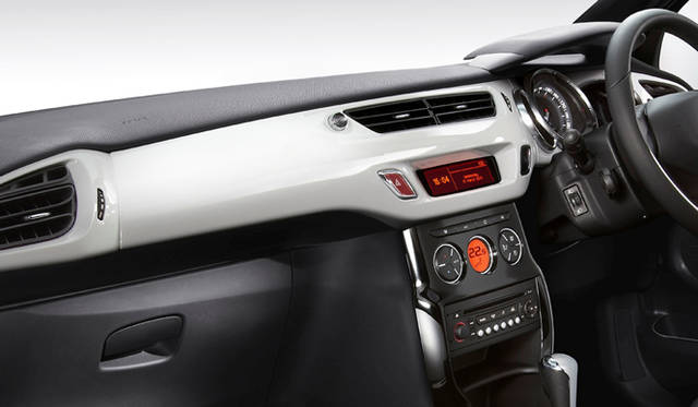 <strong>CITROEN DS3｜シトロエン DS3</strong>　シック エディション ブラン｜ブランダッシュボード