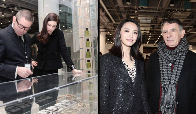 <strong>CHANEL｜シャネル　“CULTURE CHANEL”展</strong> 左／会場を見てまわるアナ・ムグラリス、右／Yao Chen（ヤオ・チェン）とキュレーターのジャン-ルイ フロマン氏。©CHANEL