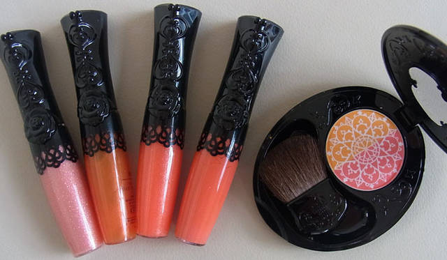 <strong>SAKURA｜第9回 春のカラフルメイク！</strong>　「アナスイ」のリップグロス。