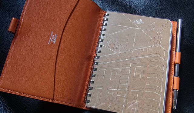 <strong>SAKURA｜第9回 春のカラフルメイク！</strong>　手帳までオレンジにしたんです。2011年の手帳はエルメスカラーでもあるオレンジの手帳です！