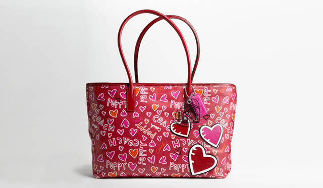 <strong>COACH｜コーチ</strong> 「ポピー コーテッド キャンバス グラフィティ トート  [W33ｘH26ｘD13cm] 3万9900円（コーチ／コーチ・カスタマーサービス・ジャパン）
