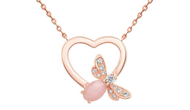 <strong>CHAUMET｜ショーメ</strong> 　「アトラップ・モワ」2011年バレンタイン＆ホワイトデー 限定ペンダント　[PG×ダイヤモンド×ピンクオパール] 26万2500円（ショーメ）