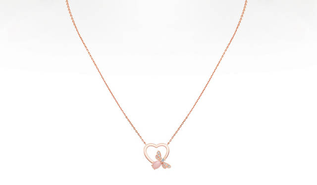 <strong>CHAUMET｜ショーメ</strong> 　シリーズ名には、“わたしをつかまえて…愛しているなら”という、情熱的なメッセージが込められている。2011年1月14日より全国のショーメブティックにて展開中。「アトラップ・モワ」[PG×ダイヤモンド×ピンクオパール] 26万2500円（ショーメ）