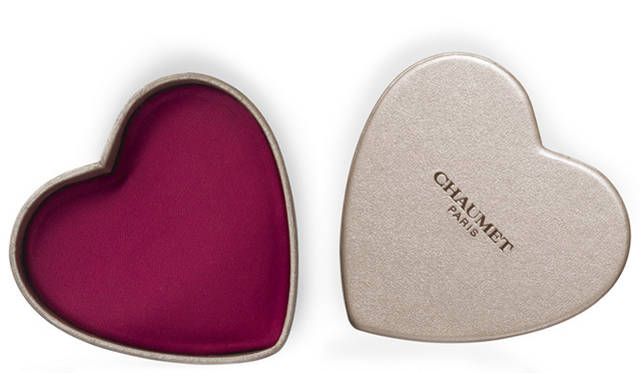 <strong>CHAUMET｜ショーメ</strong> 　ハート型の専用スペシャルボックス。輝くボックスの内側には深紅のクッションがひかれている。