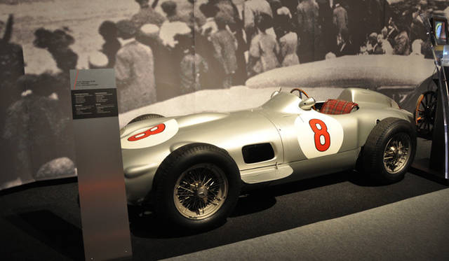 <strong>TAG Heuer｜タグ・ホイヤー</strong> 展示されたレースカーのひとつ、メルセデス W196。1954年から55年にF1史上最高のドライバーのひとり、ファン・マヌエル・ファンジオのドライブでグランプリを席巻したF1史上名車中の名車。